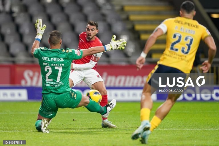 O jogador do Sporting de Braga, Ricardo Horta (C), disputa a bola com o jogador do Estoril Praia, Joel Robles, durante o jogo da 13ª jornada da I Liga de futebol, realizado no estádio Municipal de Braga, 6 de dezembro de 2024. HUGO DELGADO/LUSA