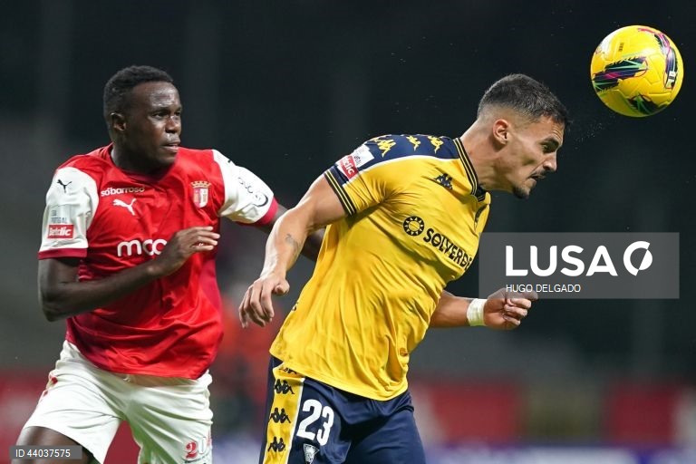 O jogador do Sporting de Braga, Bruma (E), disputa a bola com o jogador do Estoril Praia, Pedro Álvaro, durante o jogo da 13ª jornada da I Liga de futebol, realizado no estádio Municipal de Braga, 6 de dezembro de 2024. HUGO DELGADO/LUSA