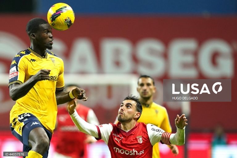 O jogador do Sporting de Braga, Ricardo Horta (D), disputa a bola com o jogador do Estoril Praia, Boma, durante o jogo da 13ª jornada da I Liga de futebol, realizado no estádio Municipal de Braga, 6 de dezembro de 2024. HUGO DELGADO/LUSA