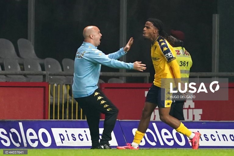 O jogador do Estoril Praia, Gonçalo Costa (D), festeja após marcar um golo contra o Sporting de Braga durante o jogo da 13ª jornada da I Liga de futebol, realizado no estádio Municipal de Braga, 6 de dezembro de 2024. HUGO DELGADO/LUSA