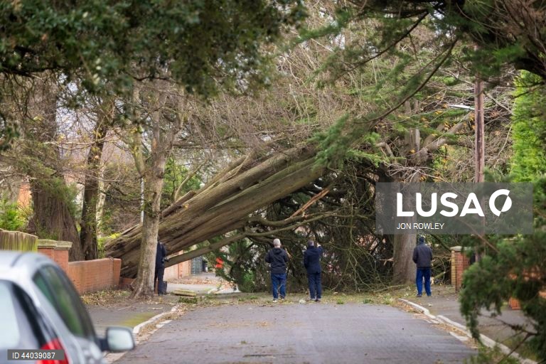 Tempestade Darragh na Oxford Street em Burnham-on-Sea, Grã-Bretanha.
