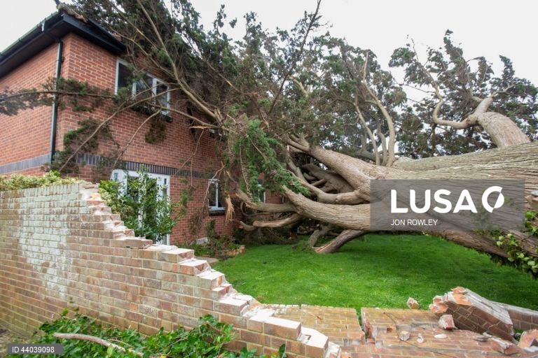 Tempestade Darragh na Oxford Street em Burnham-on-Sea, Grã-Bretanha.