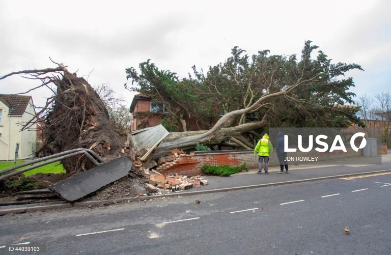 Tempestade Darragh na Oxford Street em Burnham-on-Sea, Grã-Bretanha.