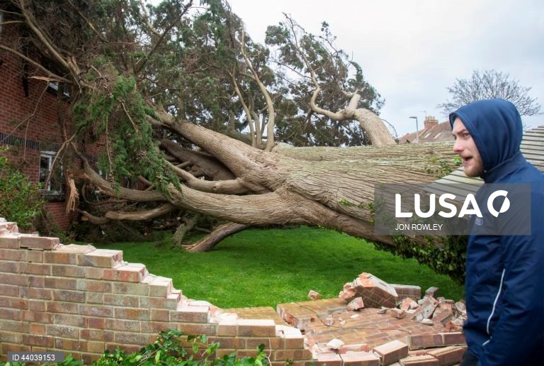 Tempestade Darragh na Oxford Street em Burnham-on-Sea, Grã-Bretanha.