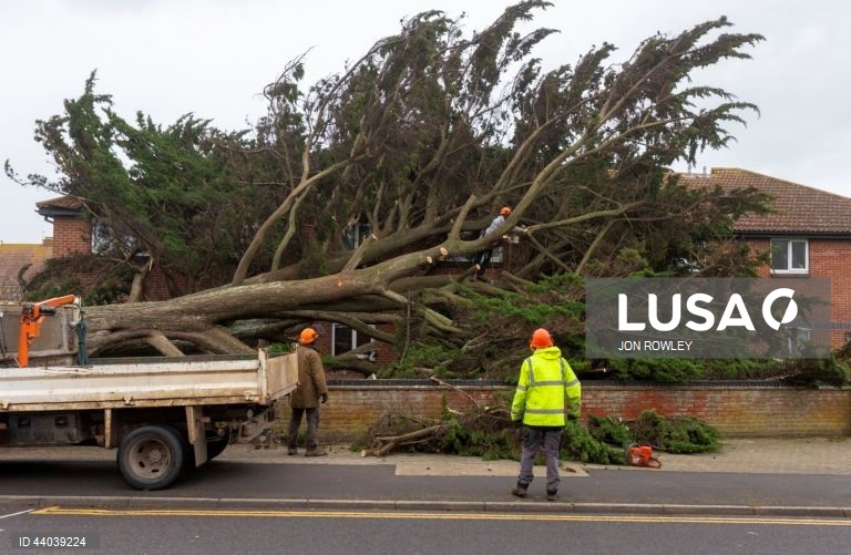 Tempestade Darragh na Oxford Street em Burnham-on-Sea, Grã-Bretanha.
