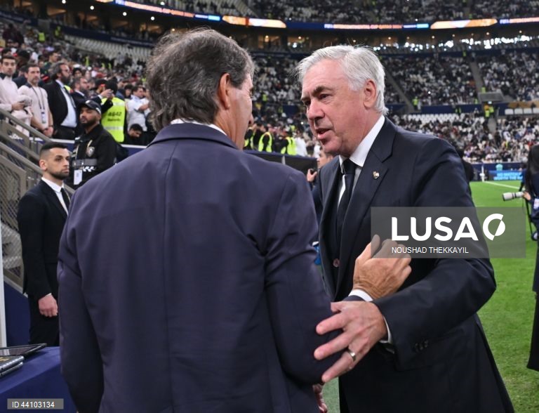  Um Real Madrid a meio gás conquistou hoje a Taça Intercontinental de futebol, ao bater os voluntariosos mexicanos do Pachuca por 3-0, em desafio pouco emocionante, disputado em Lusail, no Qatar.