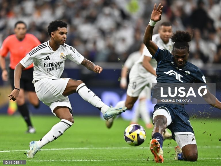  Um Real Madrid a meio gás conquistou hoje a Taça Intercontinental de futebol, ao bater os voluntariosos mexicanos do Pachuca por 3-0, em desafio pouco emocionante, disputado em Lusail, no Qatar.