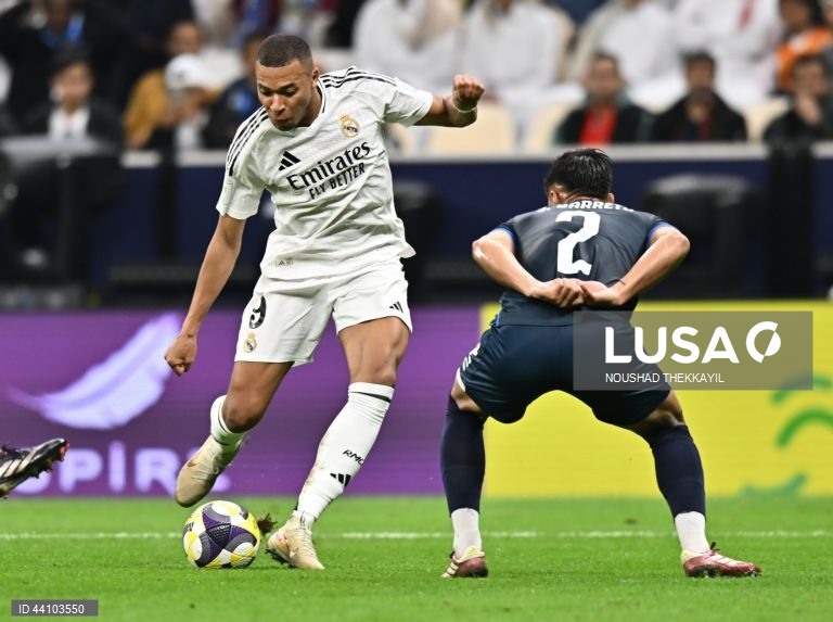  Um Real Madrid a meio gás conquistou hoje a Taça Intercontinental de futebol, ao bater os voluntariosos mexicanos do Pachuca por 3-0, em desafio pouco emocionante, disputado em Lusail, no Qatar.