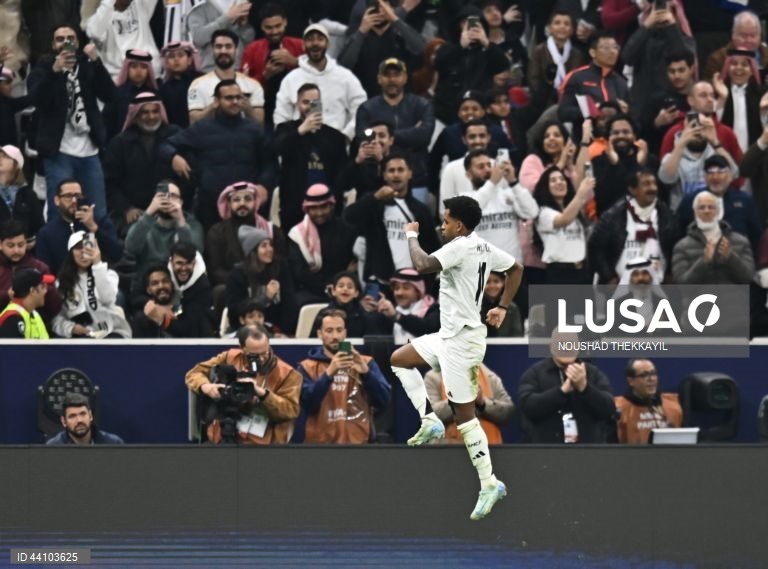  Um Real Madrid a meio gás conquistou hoje a Taça Intercontinental de futebol, ao bater os voluntariosos mexicanos do Pachuca por 3-0, em desafio pouco emocionante, disputado em Lusail, no Qatar.