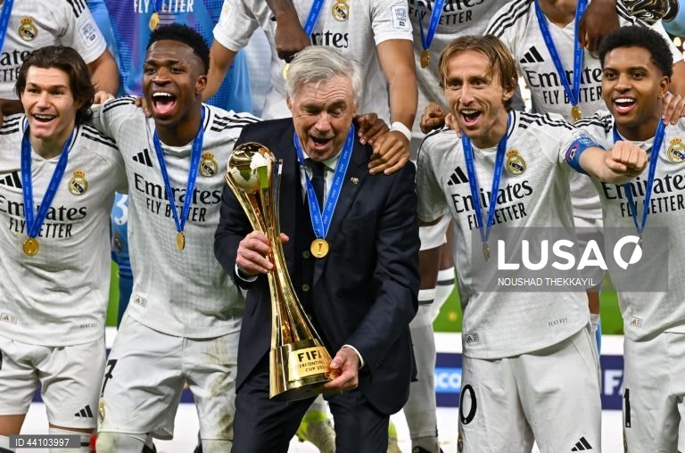  Um Real Madrid a meio gás conquistou hoje a Taça Intercontinental de futebol, ao bater os voluntariosos mexicanos do Pachuca por 3-0, em desafio pouco emocionante, disputado em Lusail, no Qatar.