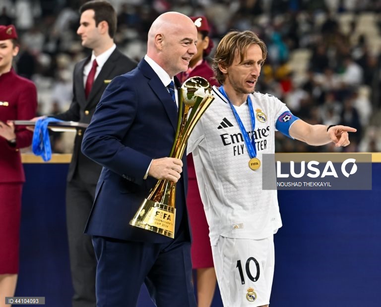  Um Real Madrid a meio gás conquistou hoje a Taça Intercontinental de futebol, ao bater os voluntariosos mexicanos do Pachuca por 3-0, em desafio pouco emocionante, disputado em Lusail, no Qatar.