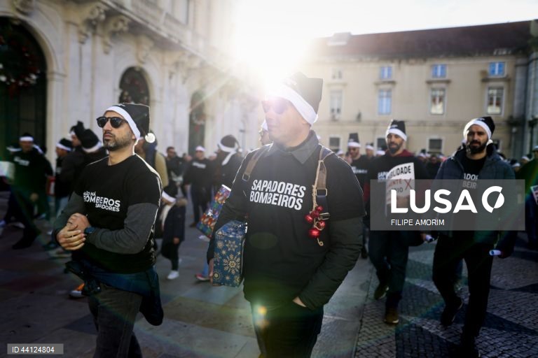 Marcha dos bombeiros sapadores em Lisboa
