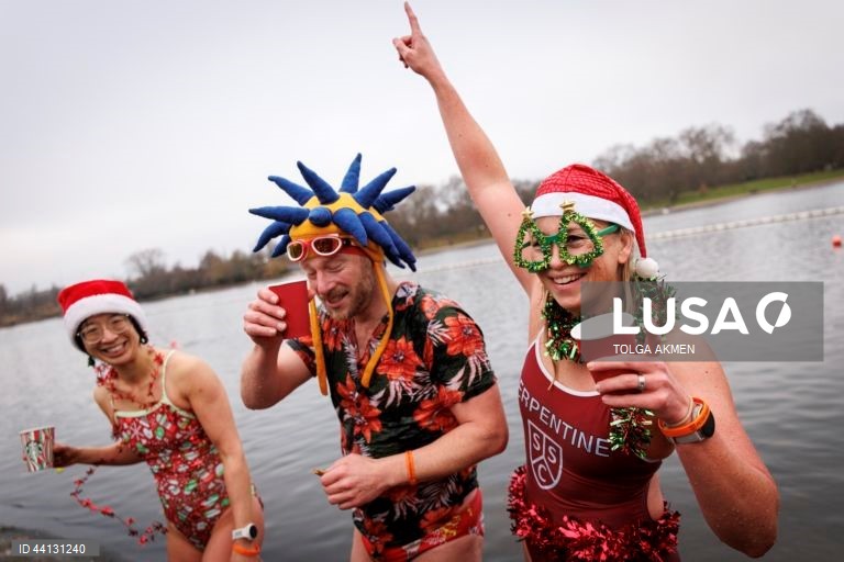Reino Unido: Tradicional mergulho de Natal em Hyde Park em Londres