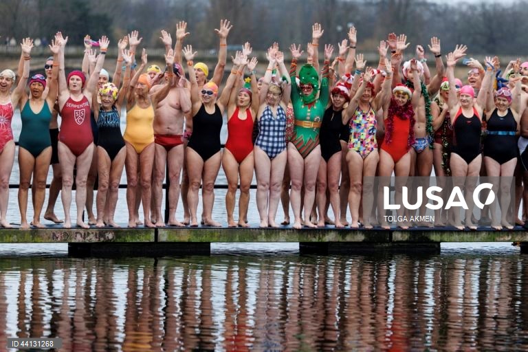 Reino Unido: Tradicional mergulho de Natal em Hyde Park em Londres