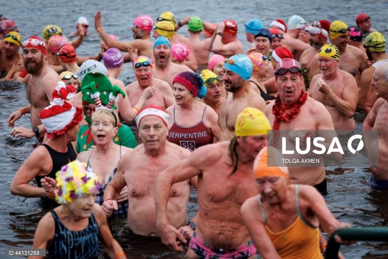 Reino Unido: Tradicional mergulho de Natal em Hyde Park em Londres