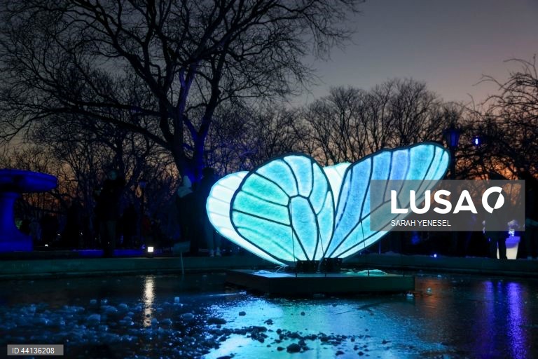 Pessoas visitam o trilho "Lightscape" do Jardim Botânico de Brooklyn, em Nova Iorque