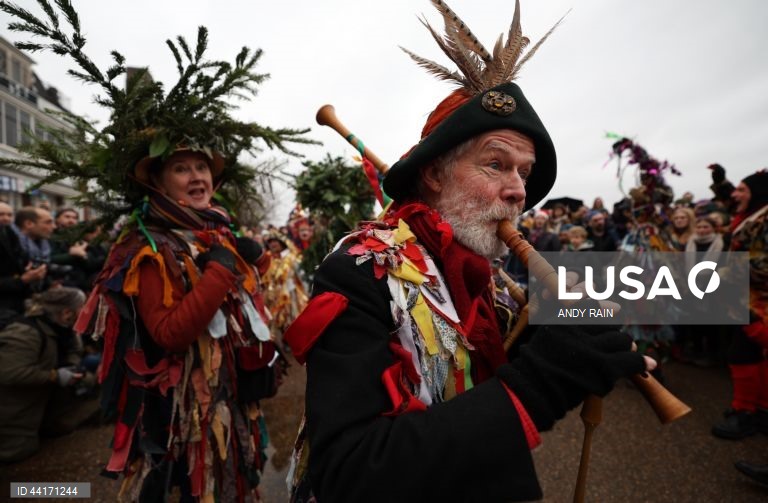 Londres: Celebração da "Décima Segunda Noite", uma festa cristã que se realiza na última noite dos Doze Dias de Natal