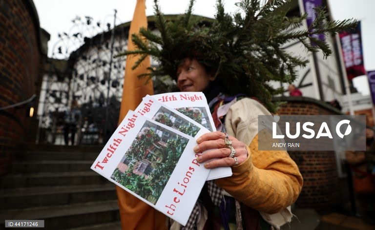 Londres: Celebração da "Décima Segunda Noite", uma festa cristã que se realiza na última noite dos Doze Dias de Natal