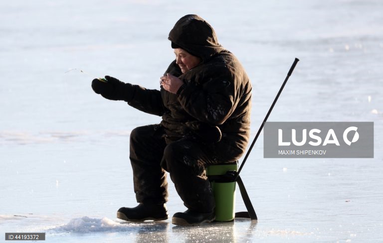 Um dia de sol num bairro residencial em Moscovo, Rússia. As temperaturas ultrapassaram os zero graus Celsius na região de Moscovo. 