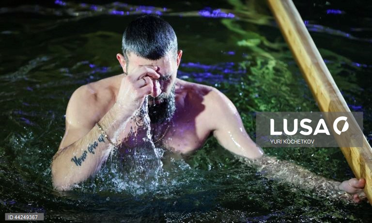 Crentes ortodoxos russos dão um mergulho na água gelada de um lago durante as celebrações do feriado ortodoxo da Epifania em Moscovo, Rússia. As pessoas acreditam que mergulhar em águas abençoadas durante o feriado da Epifania fortalece o espírito e o corpo.