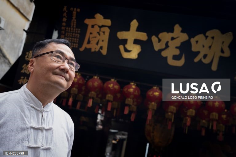 Mestre de fengshui, Mikey Hung, no Templo de Na Tcha durante as celebrações do Ano Novo Lunar, em Macau, 23 de janeiro de 2025. Trata-se da principal festa das famílias chinesas, equivalente ao natal nos países ocidentais, e para muitos trabalhadores as folgas e feriados concedidos nesta quadra constituem as únicas férias do ano. (ACOMPANHA TEXTO DE DIA 26 DE JANEIRO DE 2025). GONÇALO LOBO PINHEIRO/LUSA