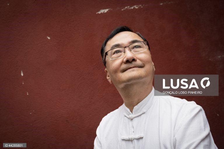 Mestre de fengshui, Mikey Hung, no Templo de Na Tcha durante as celebrações do Ano Novo Lunar, em Macau, 23 de janeiro de 2025. Trata-se da principal festa das famílias chinesas, equivalente ao natal nos países ocidentais, e para muitos trabalhadores as folgas e feriados concedidos nesta quadra constituem as únicas férias do ano. (ACOMPANHA TEXTO DE DIA 26 DE JANEIRO DE 2025). GONÇALO LOBO PINHEIRO/LUSA