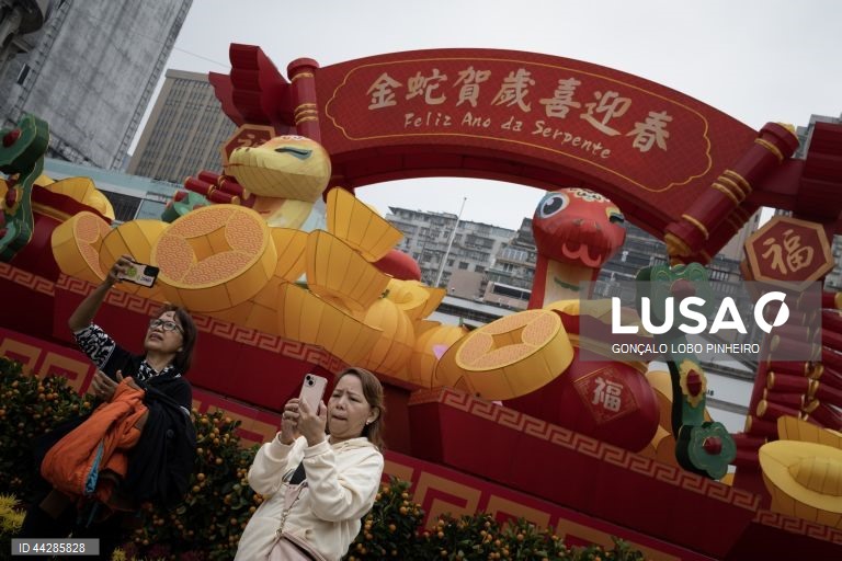 Celebrações do Ano Novo Lunar, em Macau, 23 de janeiro de 2025. Trata-se da principal festa das famílias chinesas, equivalente ao natal nos países ocidentais, e para muitos trabalhadores as folgas e feriados concedidos nesta quadra constituem as únicas férias do ano. (ACOMPANHA TEXTO DE DIA 26 DE JANEIRO DE 2025). GONÇALO LOBO PINHEIRO/LUSA