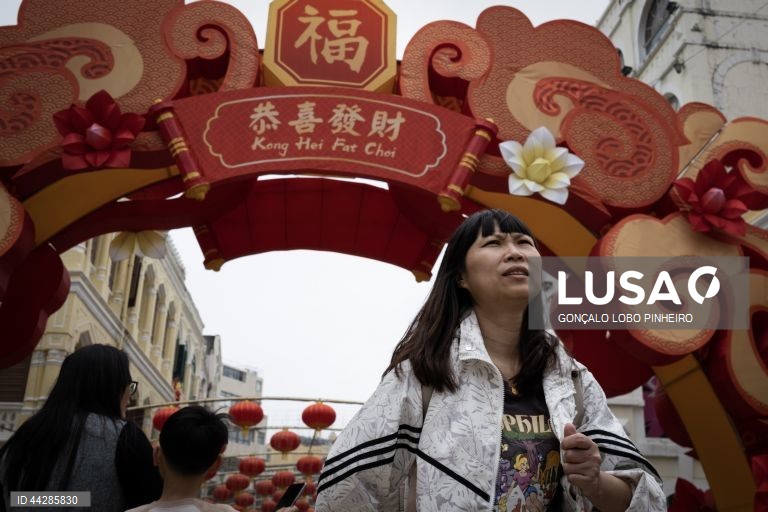 Celebrações do Ano Novo Lunar, em Macau, 23 de janeiro de 2025. Trata-se da principal festa das famílias chinesas, equivalente ao natal nos países ocidentais, e para muitos trabalhadores as folgas e feriados concedidos nesta quadra constituem as únicas férias do ano. (ACOMPANHA TEXTO DE DIA 26 DE JANEIRO DE 2025). GONÇALO LOBO PINHEIRO/LUSA