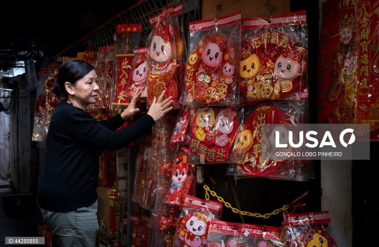 Celebrações do Ano Novo Lunar, em Macau, 23 de janeiro de 2025. Trata-se da principal festa das famílias chinesas, equivalente ao natal nos países ocidentais, e para muitos trabalhadores as folgas e feriados concedidos nesta quadra constituem as únicas férias do ano. (ACOMPANHA TEXTO DE DIA 26 DE JANEIRO DE 2025). GONÇALO LOBO PINHEIRO/LUSA