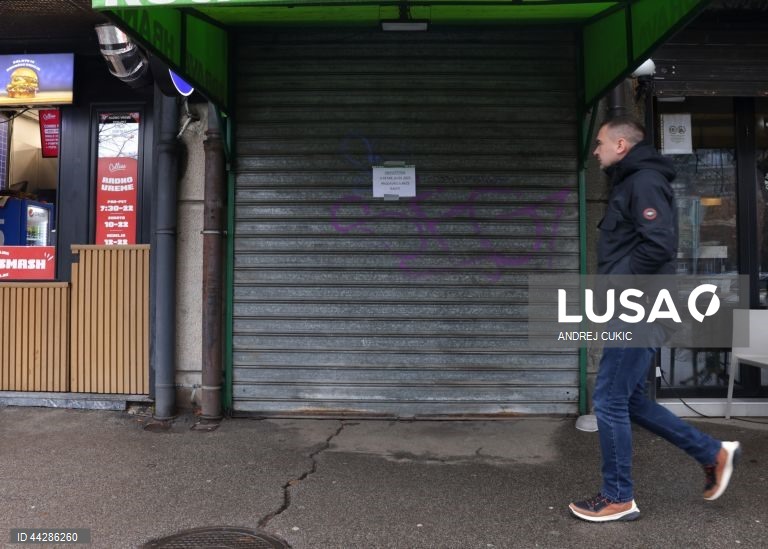 Sérvia: Estudantes universitários, advogados e professores convocam greve geral.