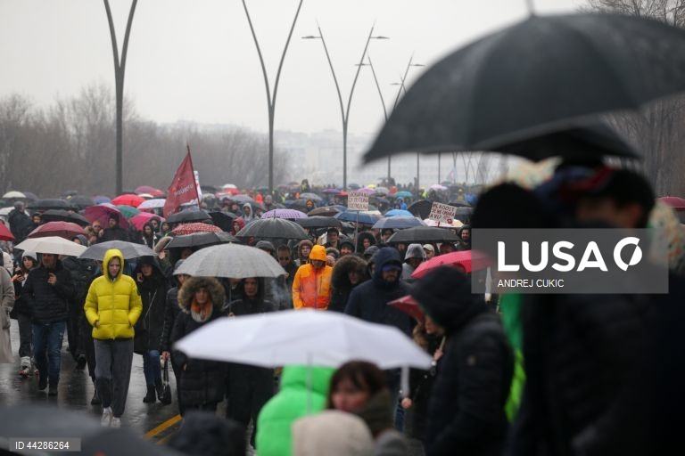 Sérvia: Estudantes universitários, advogados e professores convocam greve geral.