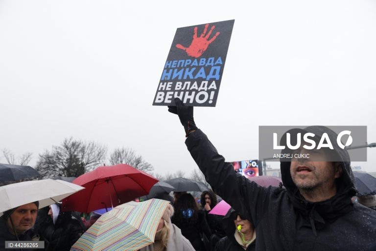 Sérvia: Estudantes universitários, advogados e professores convocam greve geral.