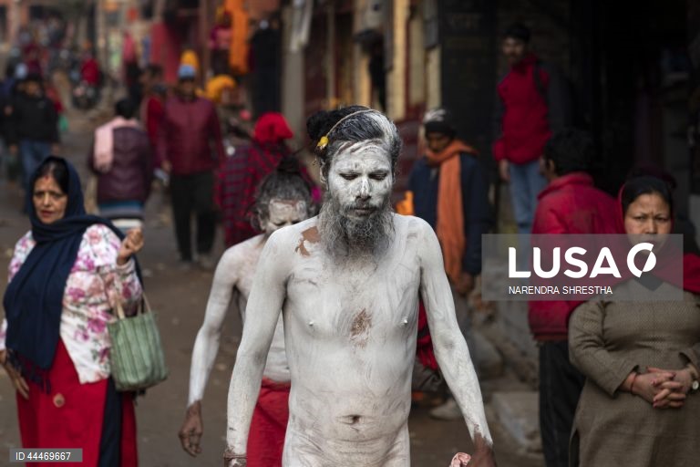 Nepal: homens santos hindus reúnem-se em Kathmandu antes do festival Maha Shivratri 