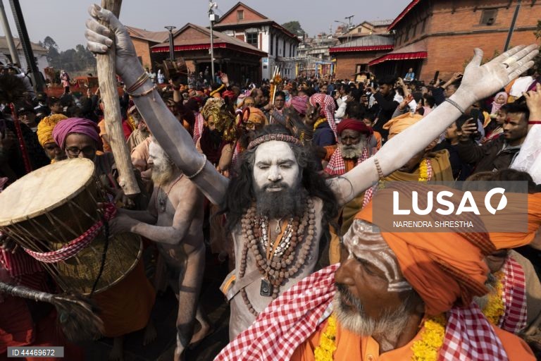 Nepal: homens santos hindus reúnem-se em Kathmandu antes do festival Maha Shivratri 