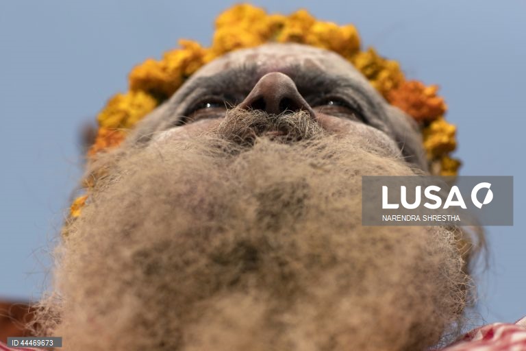Nepal: homens santos hindus reúnem-se em Kathmandu antes do festival Maha Shivratri 