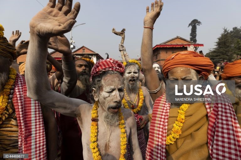 Nepal: homens santos hindus reúnem-se em Kathmandu antes do festival Maha Shivratri 