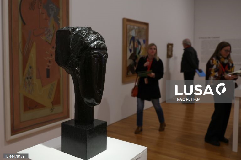 Visita de imprensa às exposições "31 Mulheres. Uma Exposição de Peggy Guggenheim", com curadoria de Patricia Mayayo, e "Uma deriva atlântica. As artes do século XX", com curadoria de Núria Enguita e Marta Mestre, e assessoria científica de Mariana Pinto dos Santos no  Museu de Arte Contemporânea/Centro Cultural de Belém em Lisboa, 25 de fevereiro de 2025. TIAGO PETINGA/LUSA