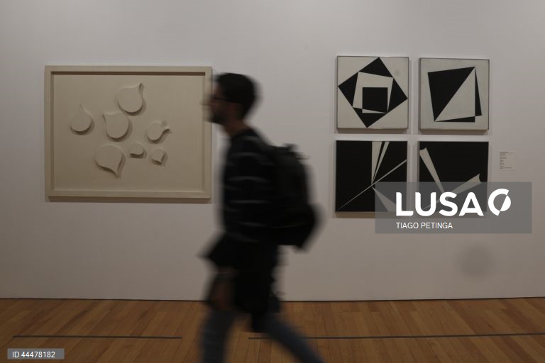 Visita de imprensa às exposições "31 Mulheres. Uma Exposição de Peggy Guggenheim", com curadoria de Patricia Mayayo, e "Uma deriva atlântica. As artes do século XX", com curadoria de Núria Enguita e Marta Mestre, e assessoria científica de Mariana Pinto dos Santos no  Museu de Arte Contemporânea/Centro Cultural de Belém em Lisboa, 25 de fevereiro de 2025. TIAGO PETINGA/LUSA