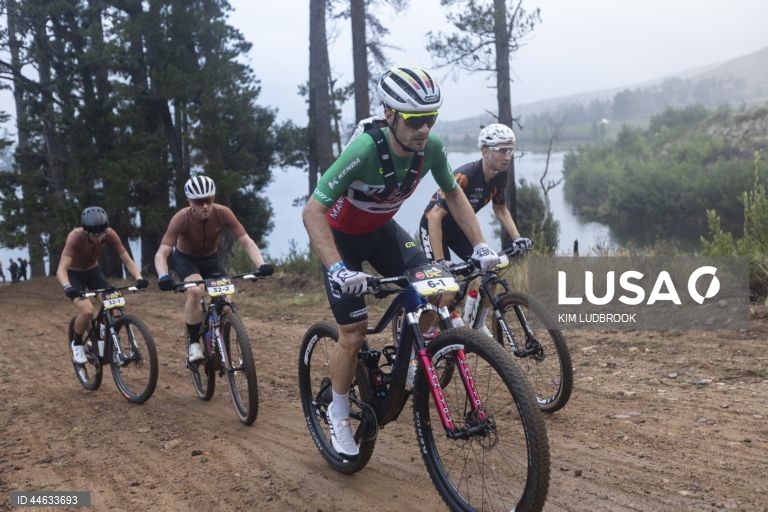 Competidores em ação durante a etapa 6 da ABSA Cape Epic Mountain Bike Race, na Cidade do Cabo, África do Sul. No evento deste ano, 600 equipas percorreram 603 km e 16 500 m de desnível ao longo de oito dias de corrida. A corrida inclui ciclistas profissionais e amadores da UCI e é considerada por muitos como o "Tour de France" do ciclismo de montanha.  