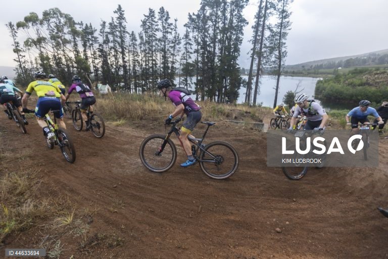 Competidores em ação durante a etapa 6 da ABSA Cape Epic Mountain Bike Race, na Cidade do Cabo, África do Sul. No evento deste ano, 600 equipas percorreram 603 km e 16 500 m de desnível ao longo de oito dias de corrida. A corrida inclui ciclistas profissionais e amadores da UCI e é considerada por muitos como o "Tour de France" do ciclismo de montanha.  