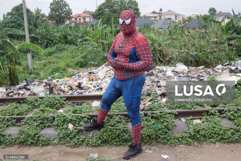 Nigéria: "Homem Aranha" chama a atenção para questões ambientais em Osogbo