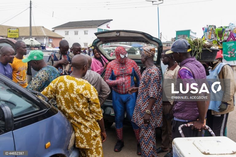 Nigéria: "Homem Aranha" chama a atenção para questões ambientais em Osogbo
