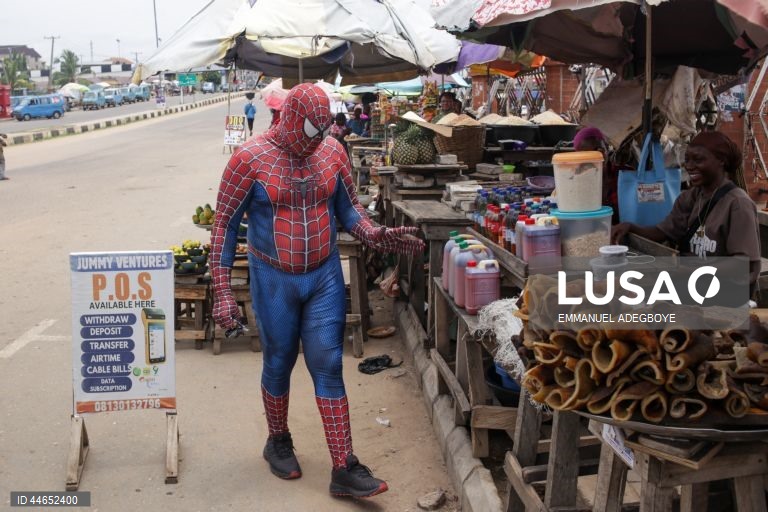 Nigéria: "Homem Aranha" chama a atenção para questões ambientais em Osogbo