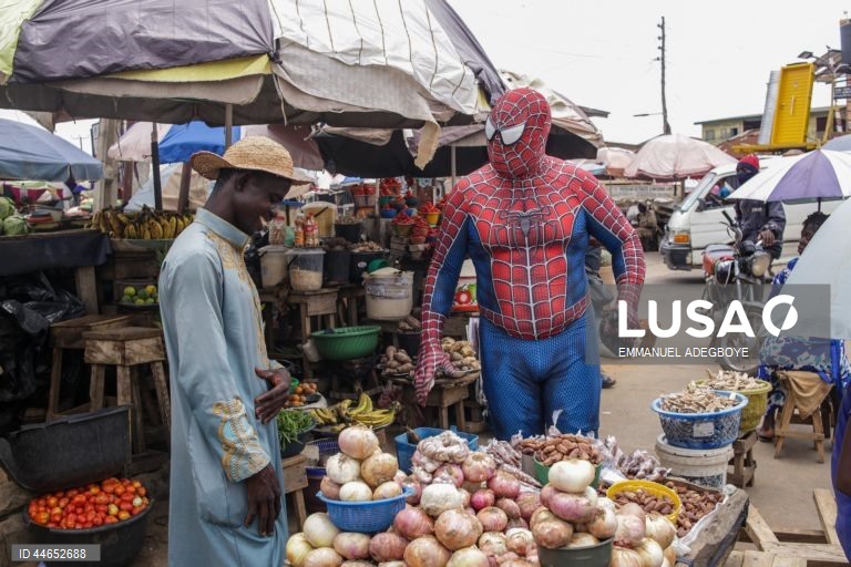 Nigéria: "Homem Aranha" chama a atenção para questões ambientais em Osogbo