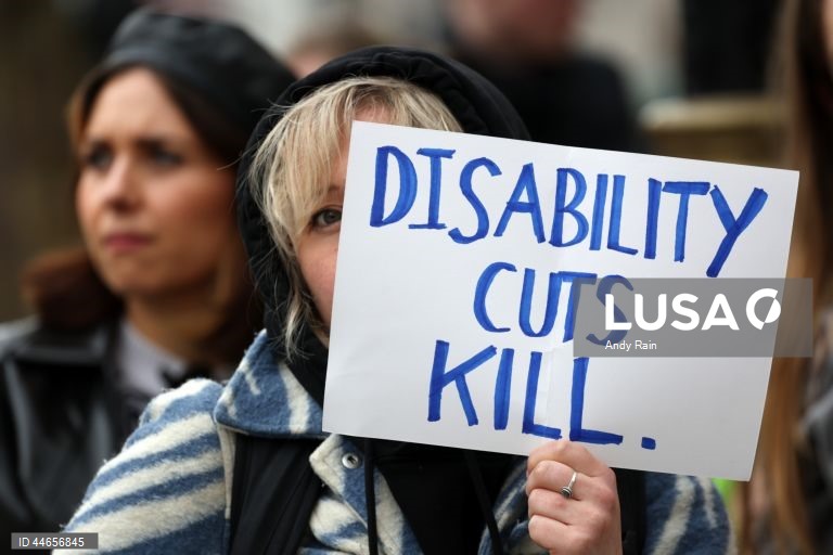 Reino Unido: Protesto em Londres contra os cortes nos benefícios sociais