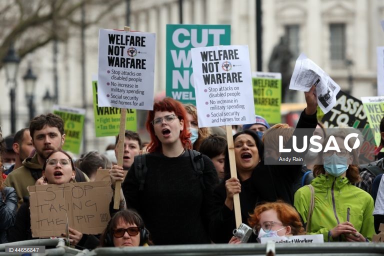 Reino Unido: Protesto em Londres contra os cortes nos benefícios sociais