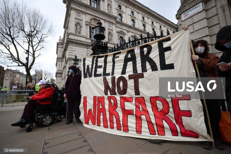 Reino Unido: Protesto em Londres contra os cortes nos benefícios sociais