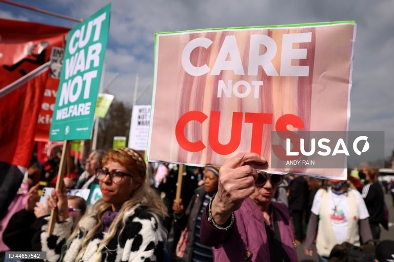 Reino Unido: Protesto em Londres contra os cortes nos benefícios sociais