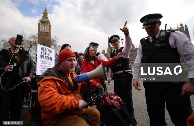 Reino Unido: Protesto em Londres contra os cortes nos benefícios sociais
