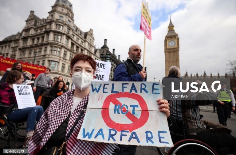 Reino Unido: Protesto em Londres contra os cortes nos benefícios sociais
